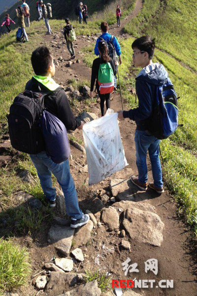 人手一个垃圾袋 湘潭大学学生赴江西登山捡垃圾