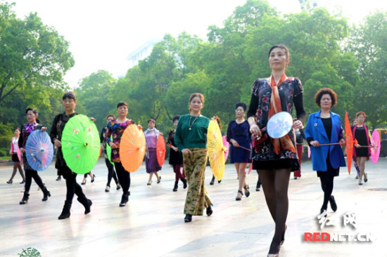 衡阳大妈不跳广场舞学走模特步获全国金奖受追棒