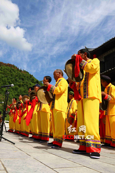 号令下,礼炮轰鸣,牛角号,树皮号,野喇叭响了起来,12只船上鼓角齐鸣