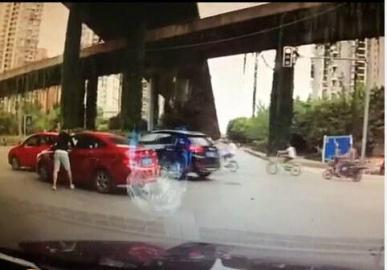 港媒关注成都女司机变道遭暴打：6成网民称活该