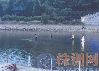 大学生进公园电打鱼 民警已收缴捕鱼工具