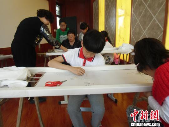 浙江台州绣衣传承教育基地揭牌 解决技艺断代