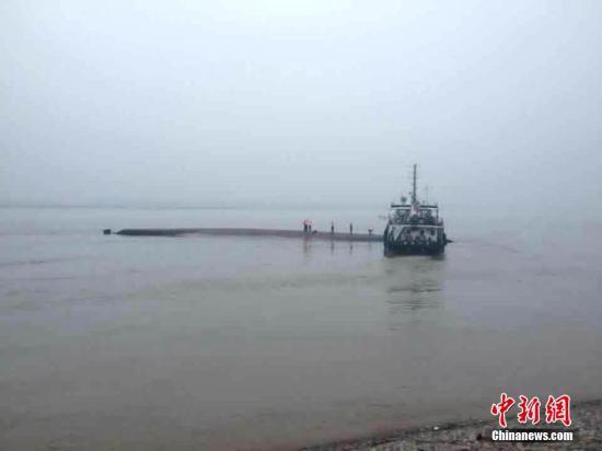 长江沉船救援仍在继续 英媒:人数众多近年少见