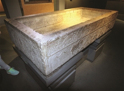 瞻园里有个石雕水池 原来是大报恩寺的巨型碑