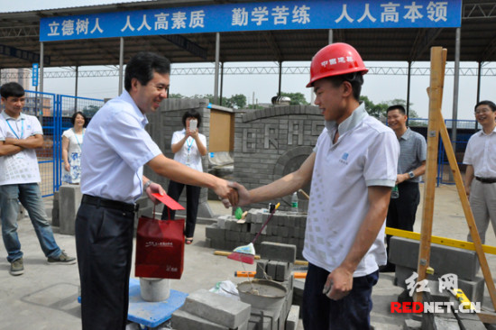 人社部张立新鼓励邹彬:让技能人才更受社会尊