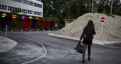 奥地利某妓院提供免费性服务 客人店外大排长