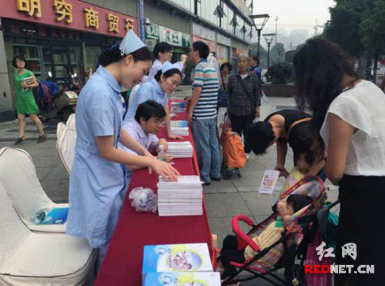 长沙市口腔医院志愿者开展义诊普查