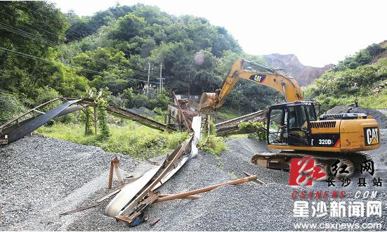 湾村黄虎组的一家非法采石场地跨长沙县,浏阳两地,于浏阳沙市镇开采