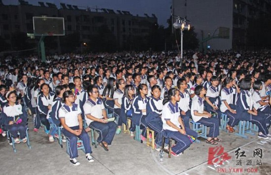 南华大学暑期三下乡文艺晚会走进涟源一中