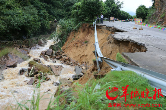 梅州平远县暴雨成灾多处坍塌幸无人员伤亡