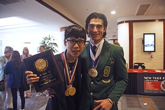 中国男孩斩获世界艺术大赛金牌自学魔术十年受