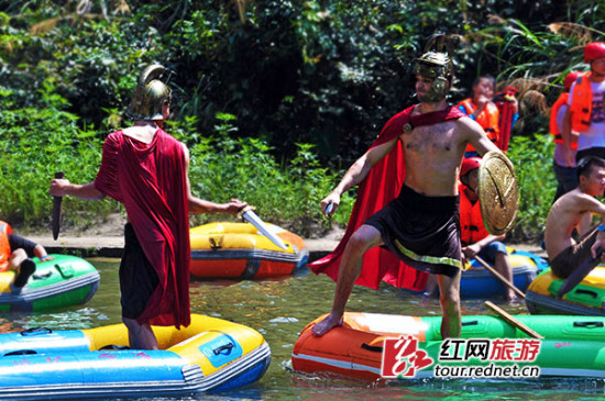 帅气外模变身&ldquo;斯巴达勇士&rdquo;？湖南景区又现另类营销