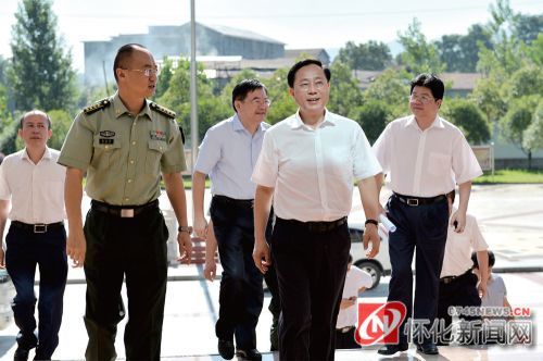 (7 月29 日,怀化市委书记彭国甫等领导走访慰问驻怀部队官兵,与官兵