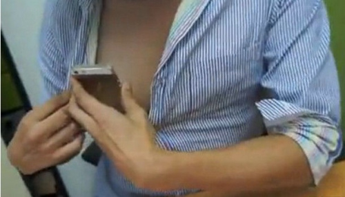 镜子和iphone手机功能完美结合在一起,梳头,照镜子和自拍可以一气呵成