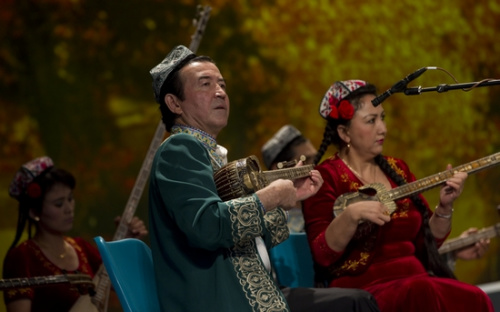 新疆民族乐器在宝钢大舞台上演奏