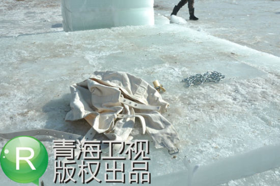 图为束缚衣和铁链