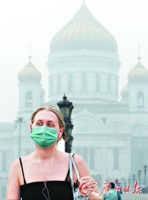 一女子戴着口罩走在莫斯科街头。
