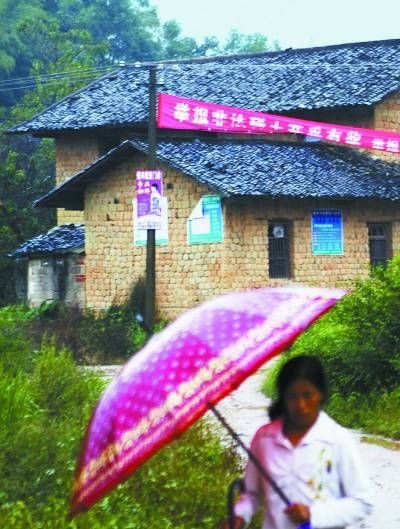 安西镇通往矿区的路上,随处可见打击非法开采稀土的横幅。本报记者 郑萍萍摄 安西镇通往矿区的路上,随处可见打击非法开采稀土的横幅。本报记者 郑萍萍摄