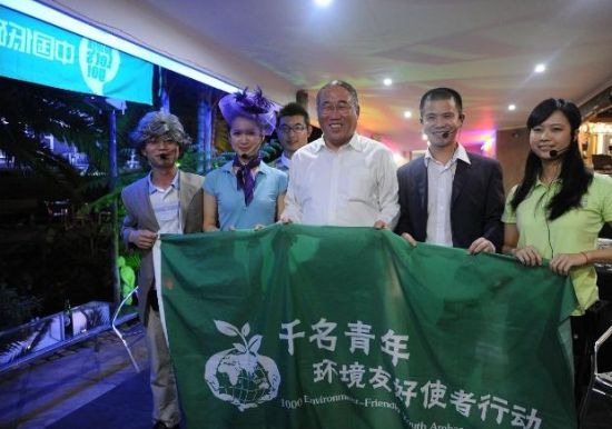中国代表团团长解振华观看独幕剧《同舟共济新解》，并与演出的青年环境友好使者合影。贾峰摄