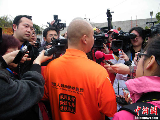 2月24日上午，一名民间组织人士在归真堂参观完“活熊取胆”后，在养殖场向黑熊跪拜黑熊谢罪。詹托荣 摄