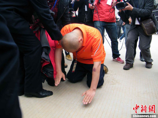 2月24日上午，“归真堂”黑熊养殖基地再次向媒体记者和公众开放，一名民间组织人士参观完“活熊取胆”后，在养殖场向黑熊跪拜黑熊谢罪。詹托荣 摄