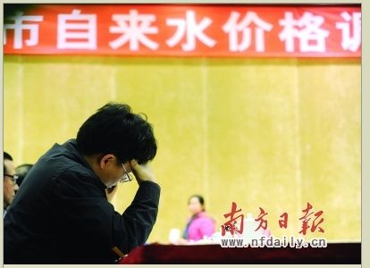     自来水调价事关千家万户，听证代表们不敢马虎，个个都是有备而来，提出了大量的意见和建议。丁玎 摄