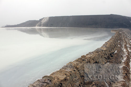 位于山顶的沉降池。(记者李景辉摄)