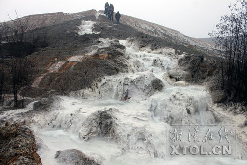 排污“大山”千沟万壑，周边树木基本枯萎。(记者李景辉摄)