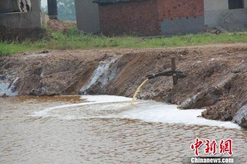 6月15日，天邦公司的污水依旧靠往地下渗漏，然后用水泵将漏到地表的废水回抽解决，地下水依旧在遭受污染。 吴奇勇 摄