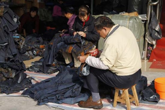 牛仔服装产业是新塘镇经济三大支柱产业之一，已经形成了包括牛仔服装纺纱、染色、织布、整理、印花、制衣、洗漂等多道工序的完整产业链。