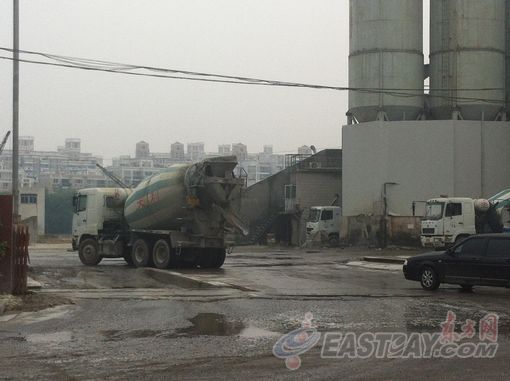 上海混凝土厂粉尘飘洒十多年污染户难迁移