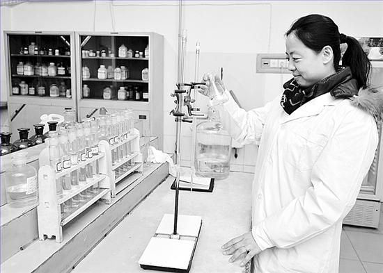 1月7日，邯郸市自来水公司水质中心的工作人员正在检测铁西水库水样。
