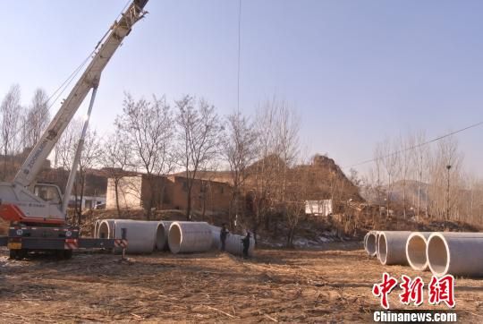 在污染带上，涉事企业开挖渠道，准备铺设排污管道，以防污染物渗漏污染土地。　李新锁 摄