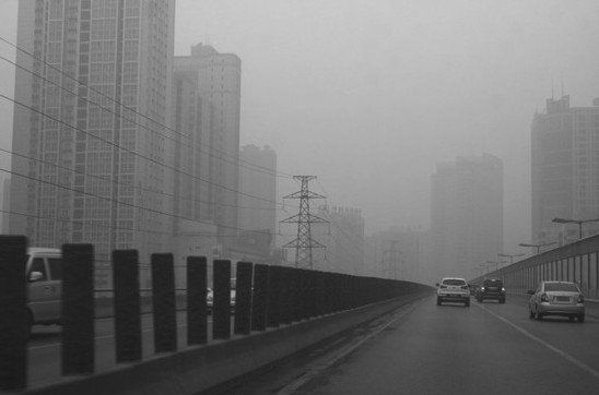 1月14日16：30分，雾霾之中的南二环，能见度极低。