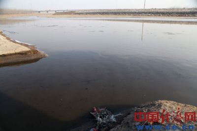 灰黑色的污水直接排入汾河。