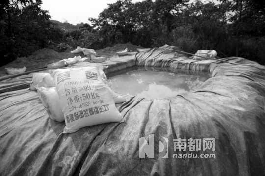 非法提炼稀土现场有大量化学品草酸。 南都记者 陈文才 摄
