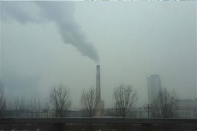 废气排放造成环境污染，环境信息公开是重要的解决之道。(资料图片) 京华时报记者 胡雪柏摄