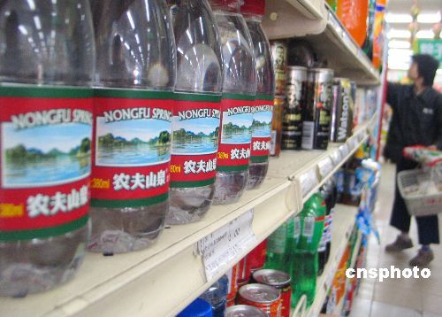 农夫山泉被曝含黑色不明物水源地垃圾围城