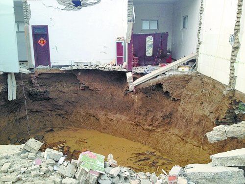 河南发生地陷农房掉入15米深水坑83岁老人遇难