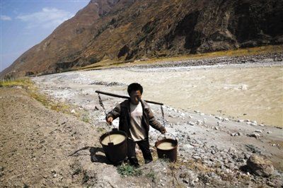 昆明一河流受污染变"牛奶"河村民称水味辛辣