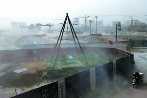 朝阳区东四环化工路两侧的工地扬尘严重。