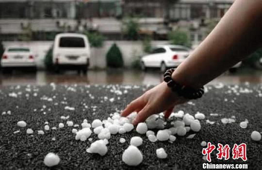 杭州烧烤转冰雹模式网友笑称白娘子来了