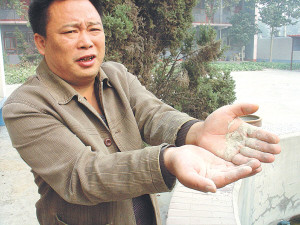 河北1家化肥厂因设备故障飘出刺鼻粉尘(组图)