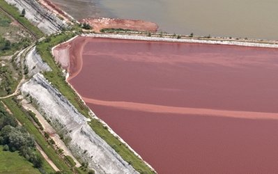 照片显示匈牙利铝厂6月时已有毒水流出(图)
