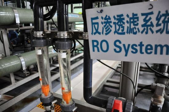 垃圾水在处理过程中逐渐变得清澈。摄影 常昕