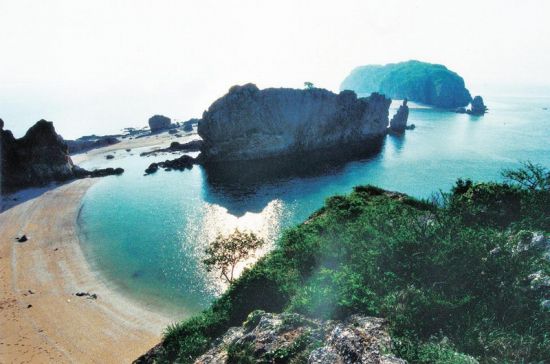 国家首批批准开发利用的无居民海岛之蛤蜊岛，位于辽宁大连所辖的庄河市，主要开发用途为旅游娱乐。