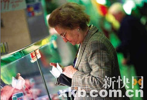 西班牙老太太买块肉也要考虑再三。