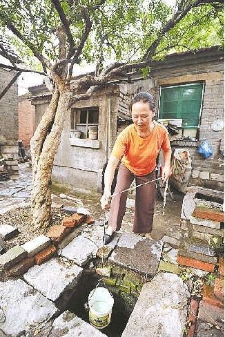 邵华与小兴隆街13号四合院内的这眼泉相伴了30年。她99岁的婆婆嫁过来时就有这眼泉。摄/本报记者 郭锐