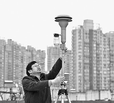 3月1日，浙江省杭州市环境监测站的工作人员在调整PM2.5监测设备。新华社记者 黄宗治摄