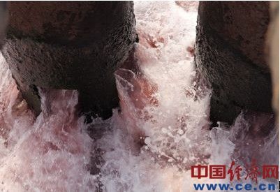 南通开发区第一污水处理厂将红水排入长江，南通市环保局工作人员称该污水处理厂每天处理能力为10.5万吨。（资料图）
